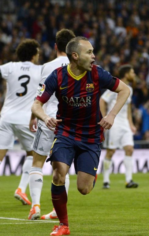 Iniesta celebra su gol en el Bernabu.