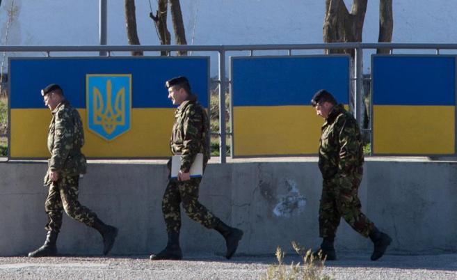 Oficiales rusos en uno de los puestos militares ucranianos en Crimea.