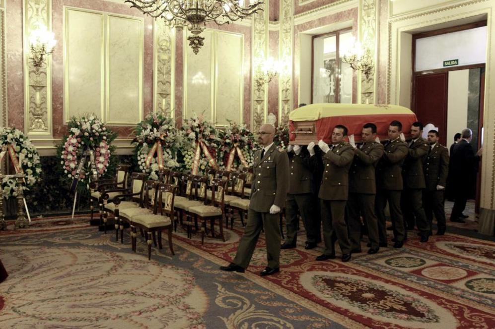 El fretro con los restos mortales del ex presidente en la sala de...
