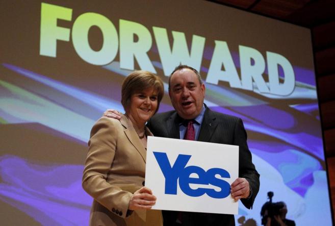 El ministro principal de Escocia, Salmond (izda.), y su 'nmero...