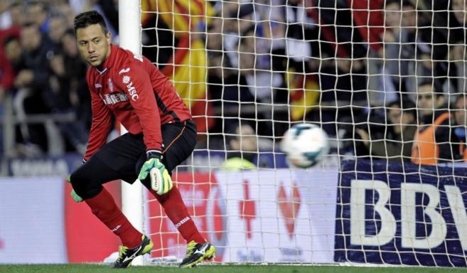 El guardameta del Valencia CF, Diego Alves, durante un partido de...