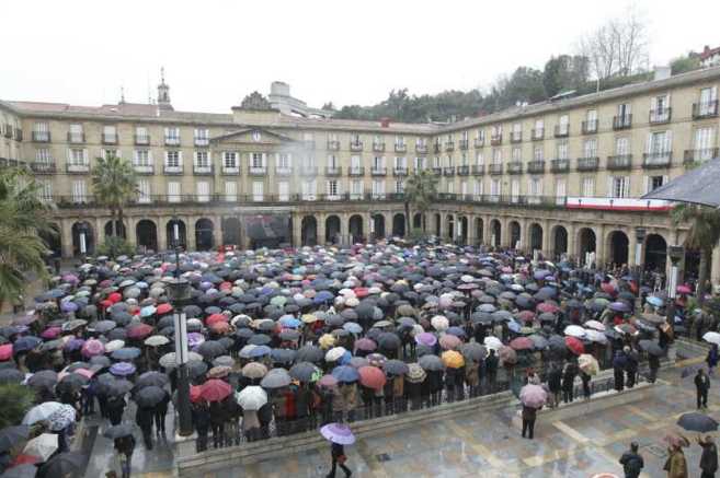 La Plaza Nueva repleta de gente para seguir el funeral a travs de...