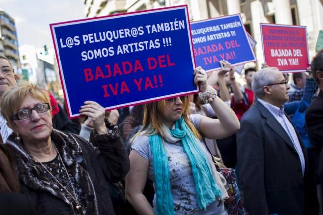 Protesta del gremio de los peluqueros en el centro de Valencia.