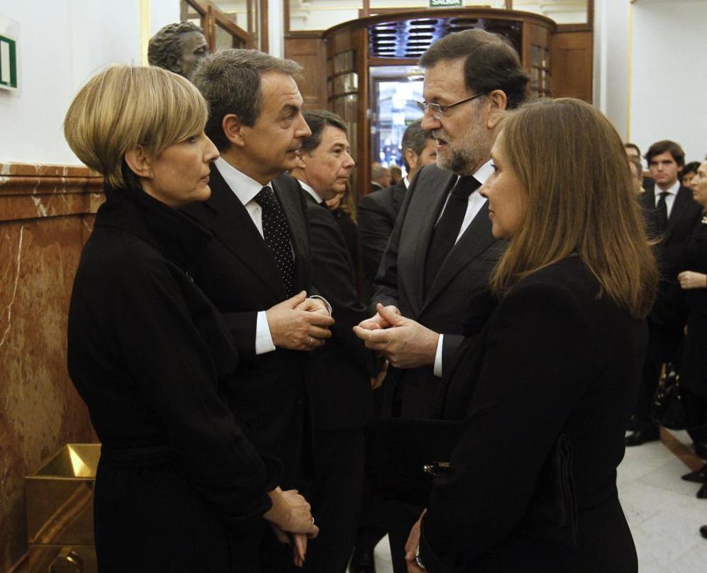 Mariano Rajoy y su mujer conversan con Zapatero y Sonsoles Espinosa.