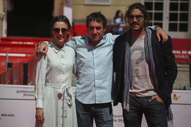 El director lex Pina, rodeado por la actriz Leticia Dolera y el...