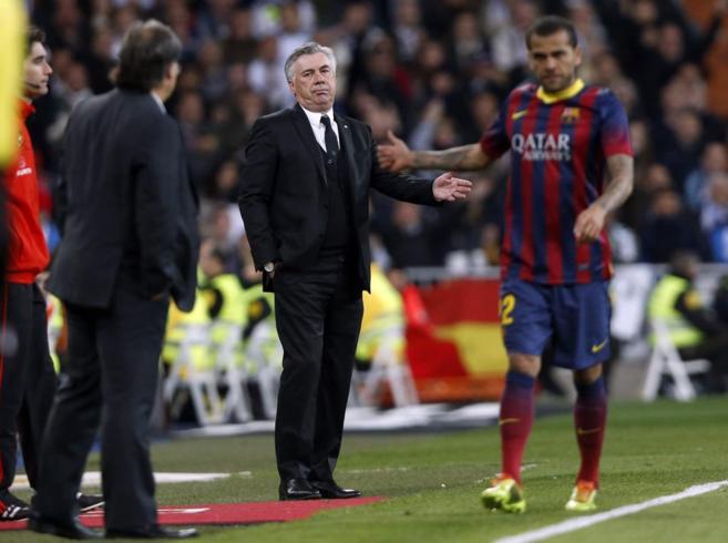 Carlo Ancelotti se lamenta durante el partido ante el Barcelona.