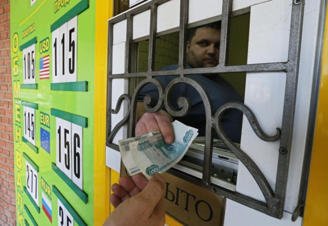 Un hombre obtiene rublos en una casa de cambio de Simferopol.