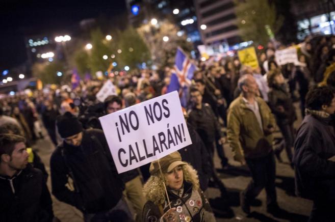 Manifestantes marchan el lunes por la Castellana.