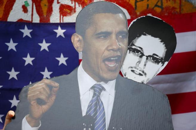 Dos cartulinas con la imagen de Obama y Snowden.