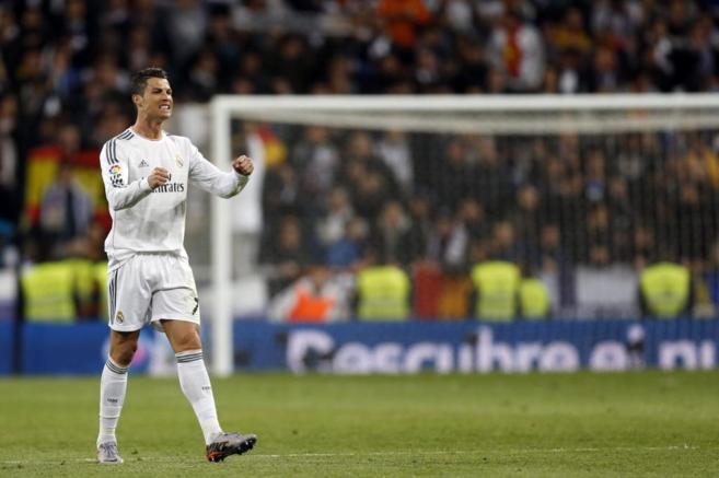Cristiano Ronaldo celebra su gol ante el Barcelona en el Santiago...
