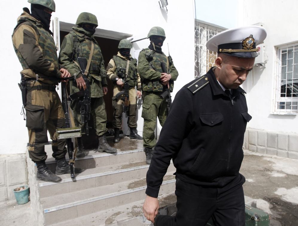 19 de Marzo de 2014. Un oficial de la Marina Ucraniana camina delante...