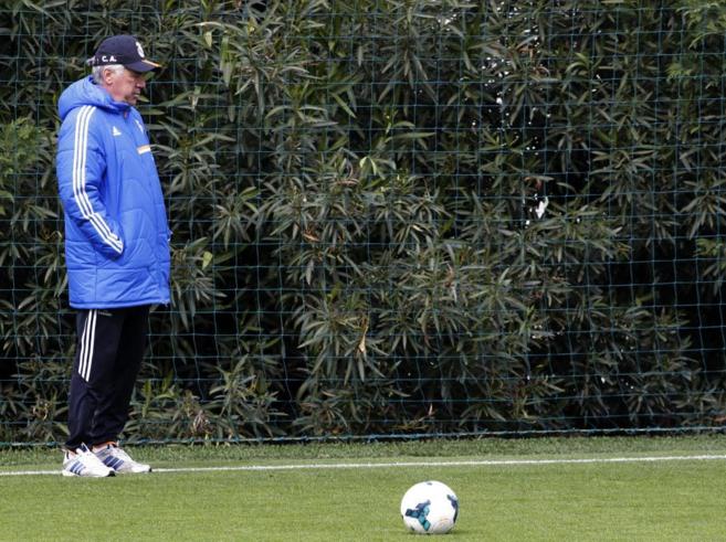 Carlo Ancelotti, durante el entrenamiento matinal del Real Madrid.