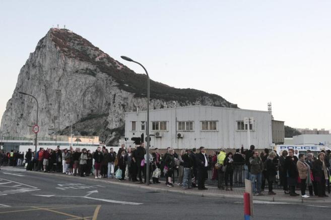 Colas en la frontera para salir de Gibraltar.