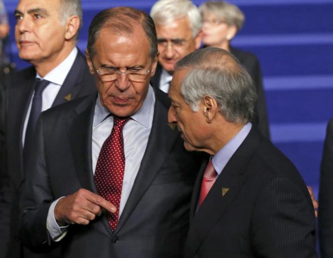 El ministro de Exteriores ruso, Serguei Lavrov (izda.), conversa con...