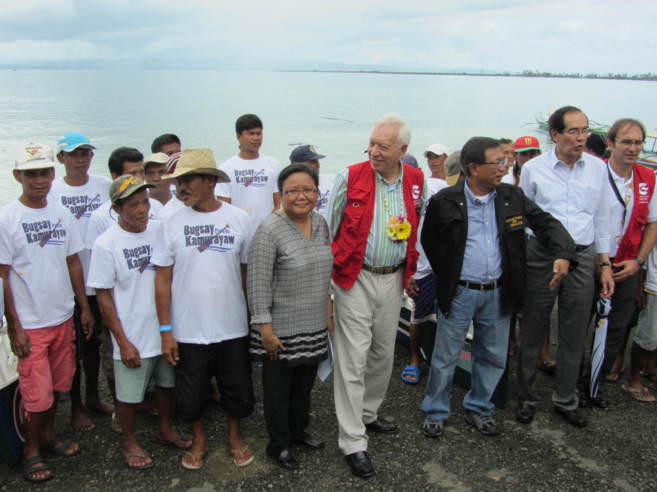 Margallo entrega 25 barcas a pescadores de Tacloban en riesgo de...