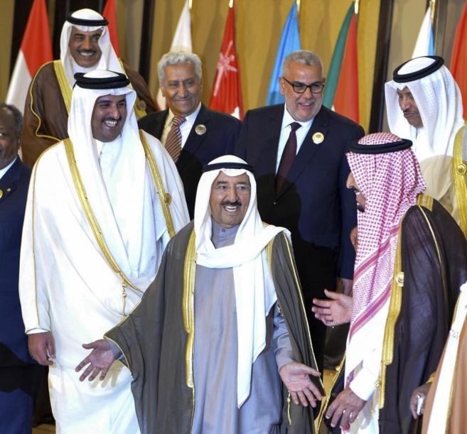 El emir de Kuwait, rodeado de varios asistentes a la Cumbre de los...