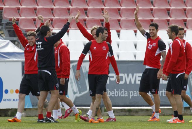 Jugadores del Sevilla F.C., durante un entrenamiento preparatorio del...
