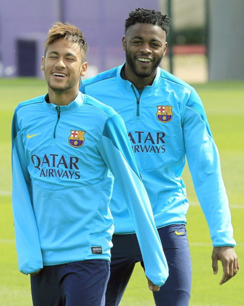 Neymar y Song sonren, ayer durante el entrenamiento en la Ciutat...