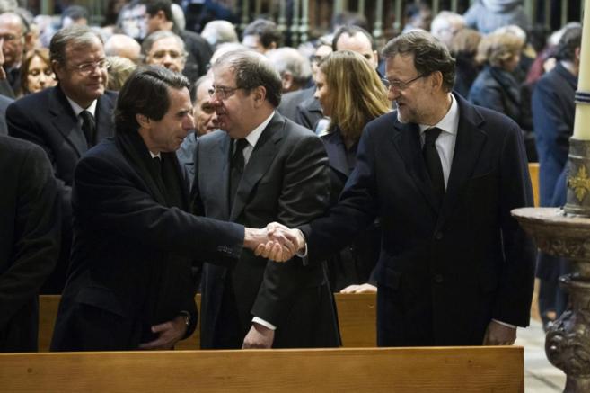El presidente del Gobierno, Mariano Rajoy saluda al expresidente José...