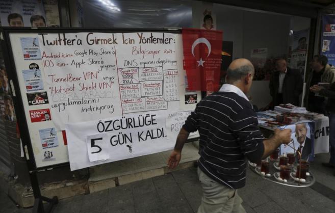 Un cartel en Estambul muestra las vas alternativas para acceder a...