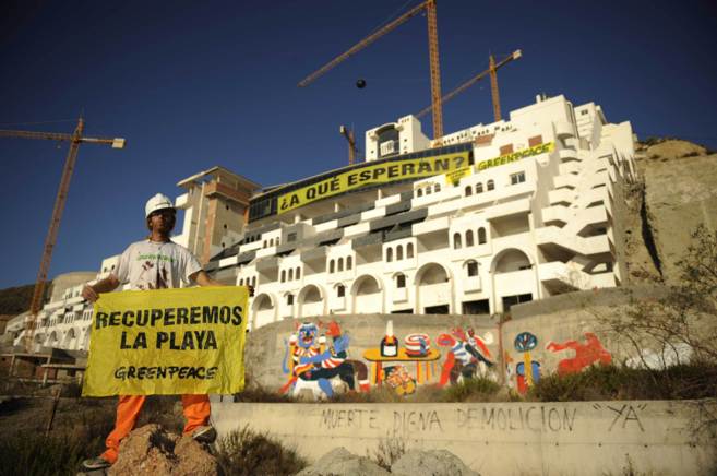 Activistas de Greenpeace durante una protesta en el hotel Algarrobico.