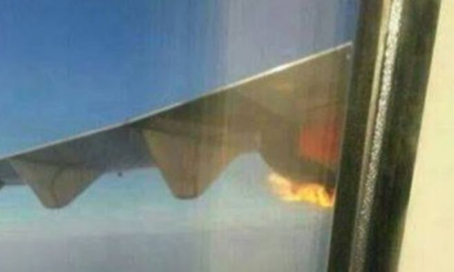 Foto tomada por un pasajero en la que se ven las llamas fuera del...