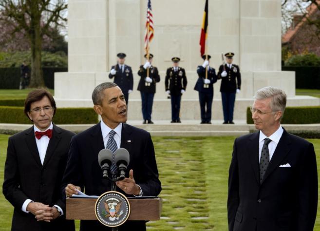 Obama da un discurso junto al primer ministro Di Rupo (izda.) y el rey...