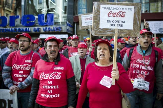 Trabajadores de Coca-Cola protestan contra los despidos.