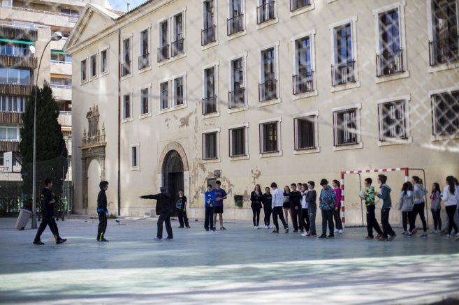 Varios alumnos juegan en el patio de un colegio de Valencia.