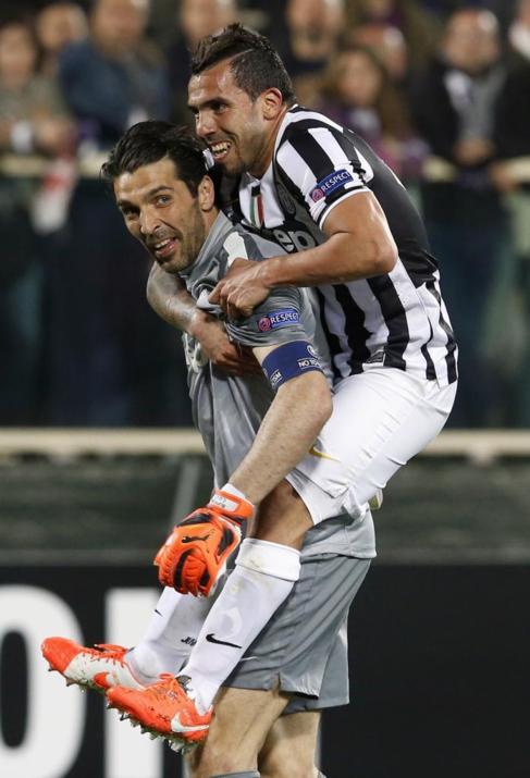 Carlos Tvez celebra un gol con Gianluigi Buffon