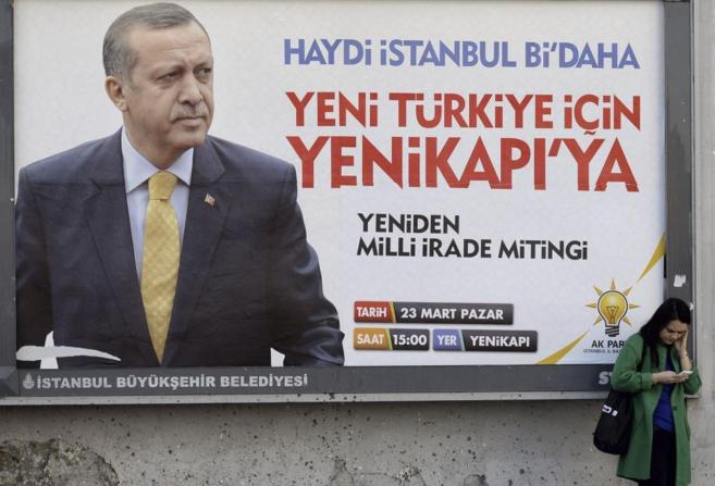 Una mujer consulta su mvil en Estambul el da en que Erdogan...