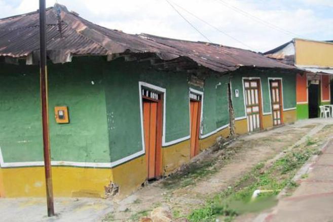 Casas agrietadas y hundidas en la localidad de Villarica.