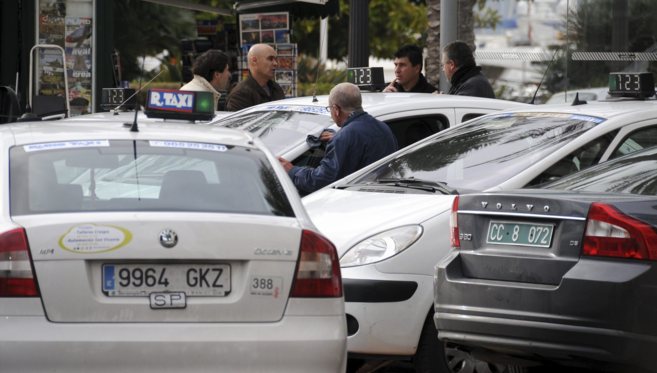 Un grupo de taxistas alicantinos conversa en la parada de Plaza del...