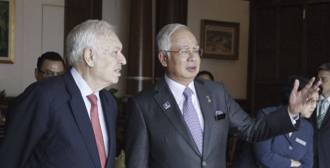 El ministro de Exteriores, Jos Manuel Garca-Margallo, junto al...