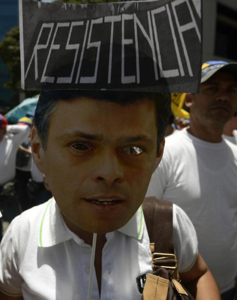 Una seguidora de Leopoldo López con una careta con su rostro.