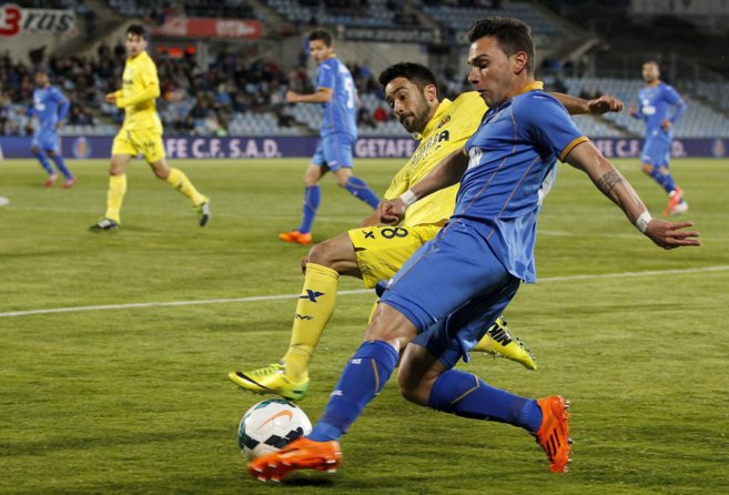 El lateral del Villarreal Jaume Costa disputa el baln con Alexis...
