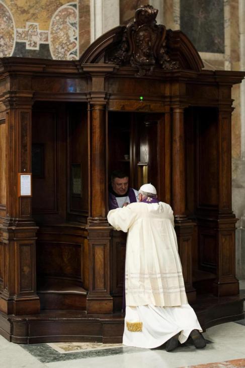 El Papa Francisco en el momento de su confesin  en el Vaticano.