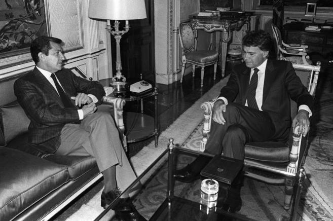 Adolfo Surez y Felipe Gonzlez, reunidos en La Moncloa en 1987,...