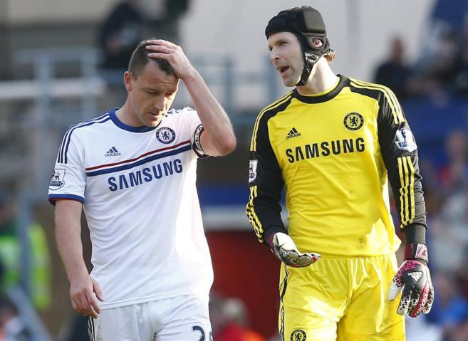 John Terry se lamenta con Petr Cech de su gol en propia meta.