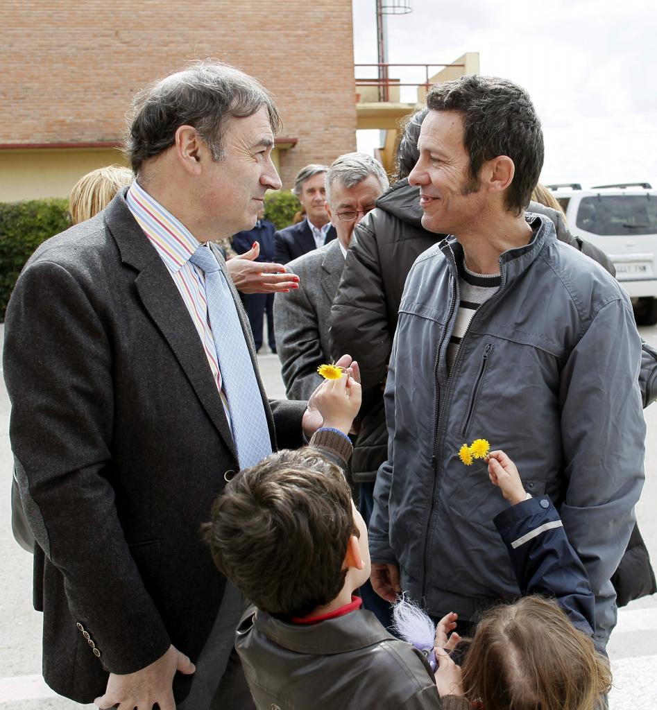 Pedro J. Ramrez conversa con Javier Espinosa, mientras sus hijos le...