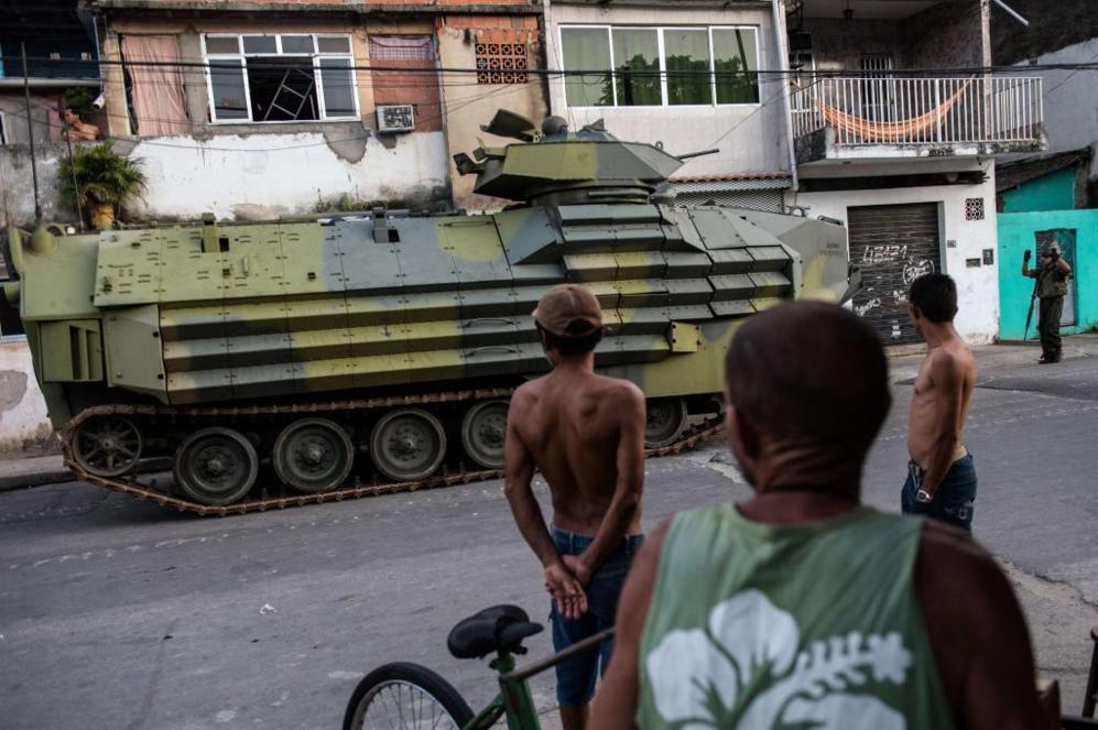 Militares brasileos patrullan la Favela de Mar en Ro de Janeiro.