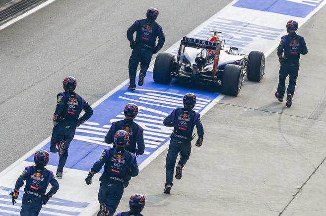 Los mecnicos de Red Bull corren hacia el coche de Ricciardo.