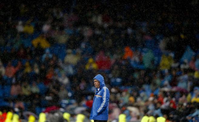 Carlo Ancelotti, bajo la lluvia, sigue desde la banda el partido del...
