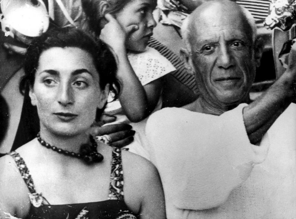 Picasso, con Jacqueline Roque, en Cannes, en 1955.