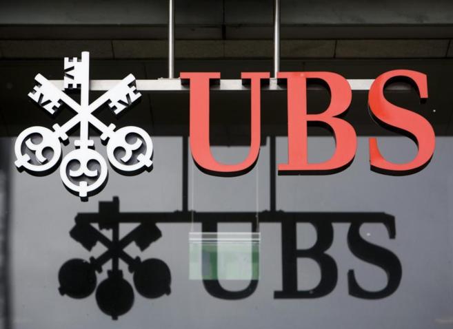 Logotipo del banco UBS en una oficina de la entidad en Aarau