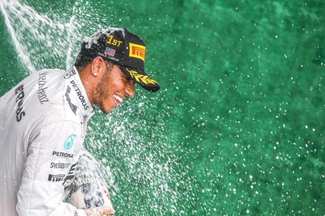 Lewis Hamilton celebra su primera victoria de la temporada.