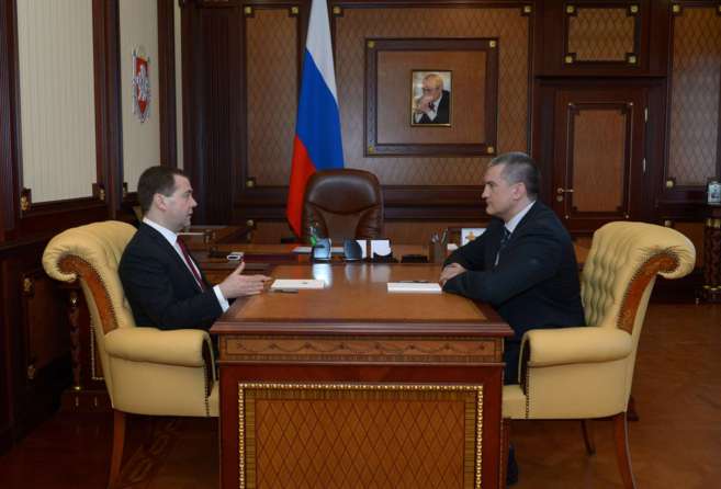 El primer ministro ruso, Dmitri Medvedev, con su homlogo crimeo,...