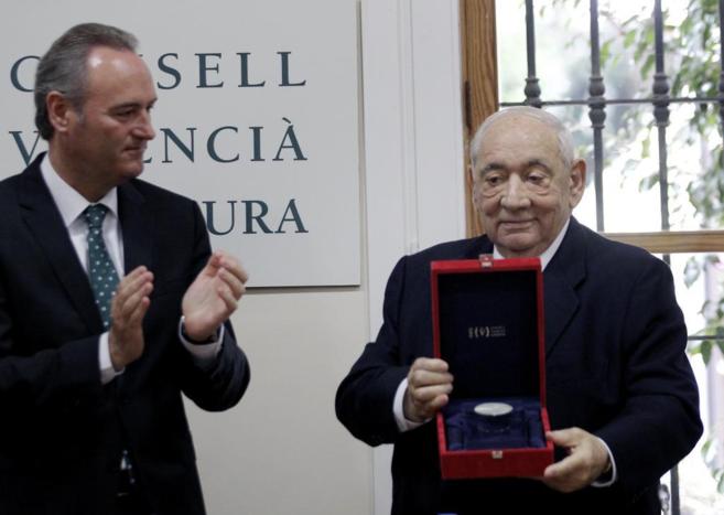 El president de la Generalitat entrega la medalla a Isidoro lvarez.