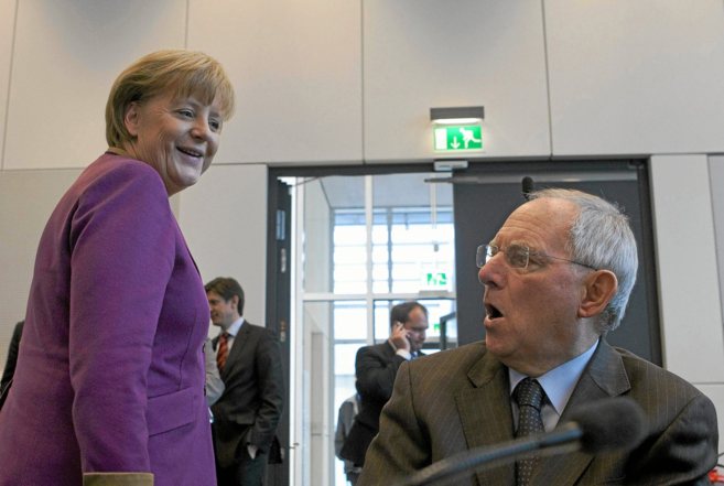 La canciller Angela Merkel conversa con el ministro de Finanzas...