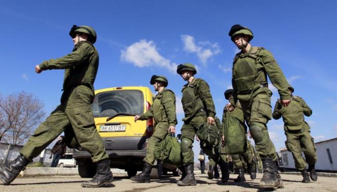 Soldados rusos vigilan el territorio de la unidad militar ucraniana en...